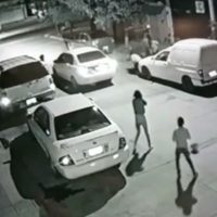 León: desde un automóvil, balean y asesinan a dos personas frente a menores que jugaban en la calle (Video)
