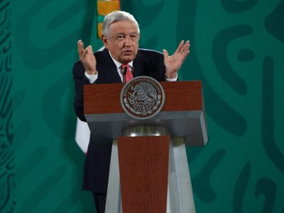 "Ya es deporte nacional echarle la culpa a la austeridad": AMLO al INE por consulta