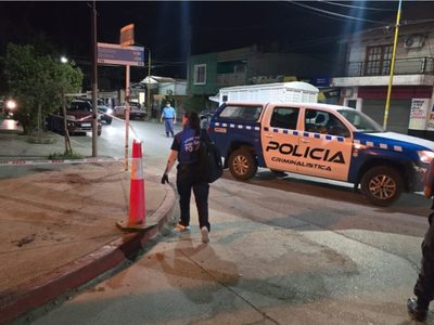 Dos mujeres ingresaron a un comercio de Centenario y apuñalaron a una empleada