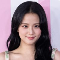 El look coquette de Jisoo con los accesorios de moda ideal para el verano
