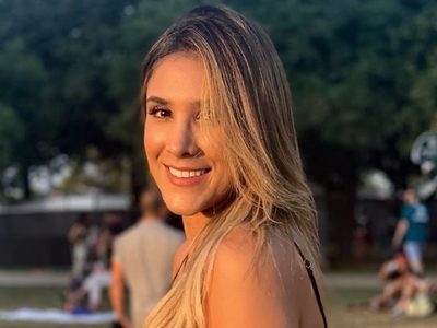 ¡Se le marca! Daniela Ospina luce un ceñido pantalón de cuero y sus piernas no pueden más