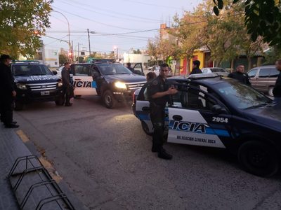 Atraparon en Cipolletti a dos hombres con múltiples pedidos de captura