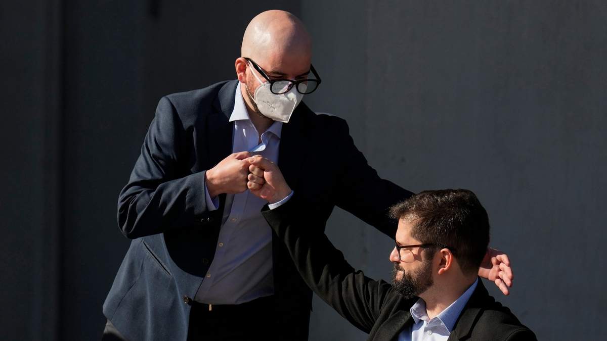 Gabriel Boric, a la derecha, choca el puño con Giorgio Jackson