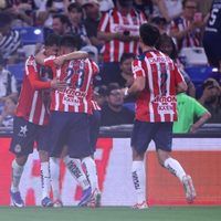 El portero Raúl Rangel ataja un penalti de último minuto para que Chivas se imponga 3-2 a Monterrey