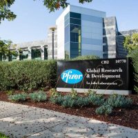 Pfizer solicitará autorización para uso de emergencia en EU de vacuna para covid-19