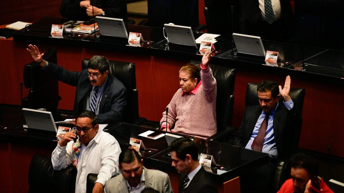 Senadores de Morena votan para aprobar las leyes secundarias de la reforma judicial