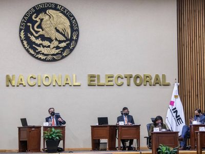 AMLO reprocha al INE falta de difusión de la consulta y dice: “no me pueden sancionar”