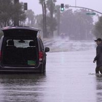 El sur de California se prepara para más inundaciones, con lluvias desde la costa al desierto