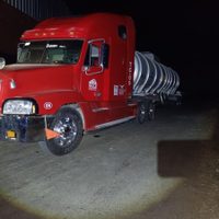 Una pipa llena de combustible robado es abandonada en una carretera de Jalisco