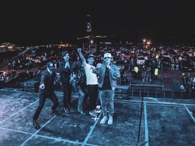 Kinky rompe el hielo en primer auto-concierto