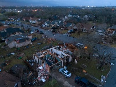 Un tornado dio vuelta a una camioneta, pero después el conductor siguió camino: el increíble video