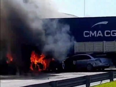 Dos camiones chocaron y aplastaron a un auto en Campana: hay 5 muertos