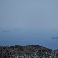 Irán dispara contra tres buques en el estrecho de Ormuz, complicando los esfuerzos diplomáticos