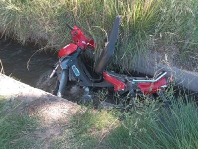 Vista Alegre Norte: dos mujeres derraparon en la moto y cayeron a un canal