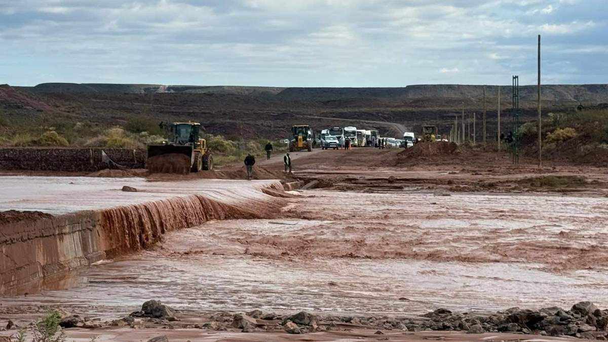 Las rutas de Rincón de los Sauces volvieron a habilitarse después de que el agua arrastró a camionetas y autos. Fuente: (Facebook)