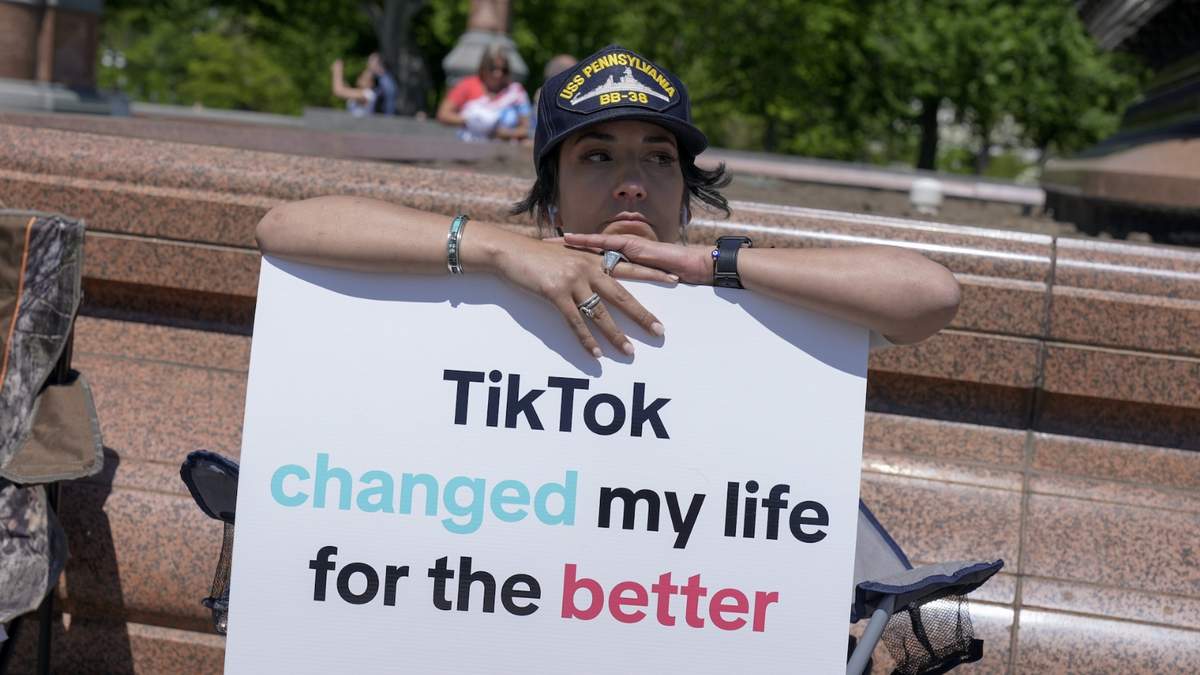 Una creadora de contenidos de TikTok protesta frente al Capitolio