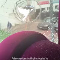 No aprenden, ¿verdad? Hinchas de la U de Chile atacaron el micro de Lanús