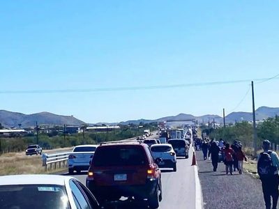 Comunidades indígenas bloquean cinco carreteras en Michoacán; exigen mayor seguridad en la entidad