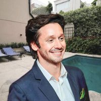 Ideal para disfrutar: Benjamín Vicuña juega con sus hijos en el jardín con piscina de su nueva casa