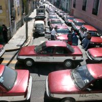 Amagan taxistas con sitiar la capital oaxaqueña si no sacan de circulación a unos 500 piratas