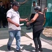 Una mujer recibe a cinturonazos a su hijo al salir de prisión (Video)