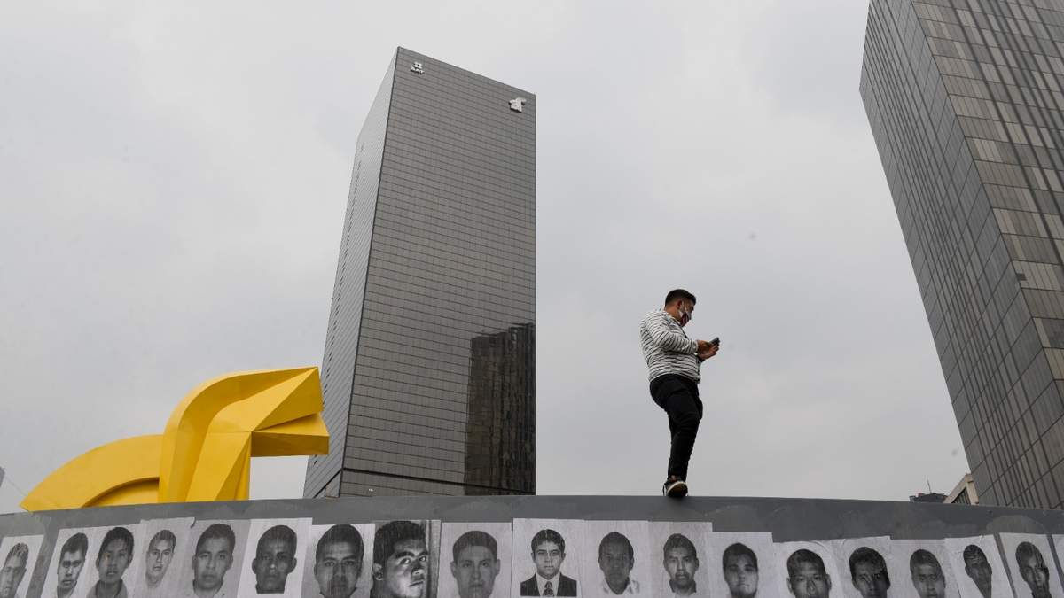 En el sexto aniversario de la desaparición de los 43 normalistas se realizó una marcha del Ángel de la Independencia al Zócalo de la Ciudad de México. 2020