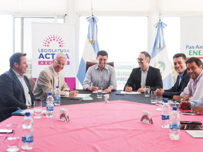 Marcos Koopmann firmó la extensión de un convenio con la compañía energética PAE y la AAP