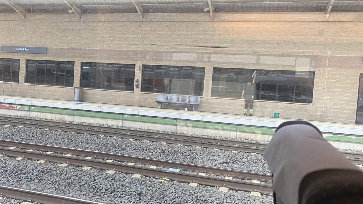 Más de 300 pasajeros quedan atrapados 14 horas al interior de un tren en España