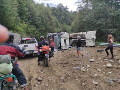 Un camión de gran porte volcó sobre la ruta de los Siete Lagos y complicó el tránsito
