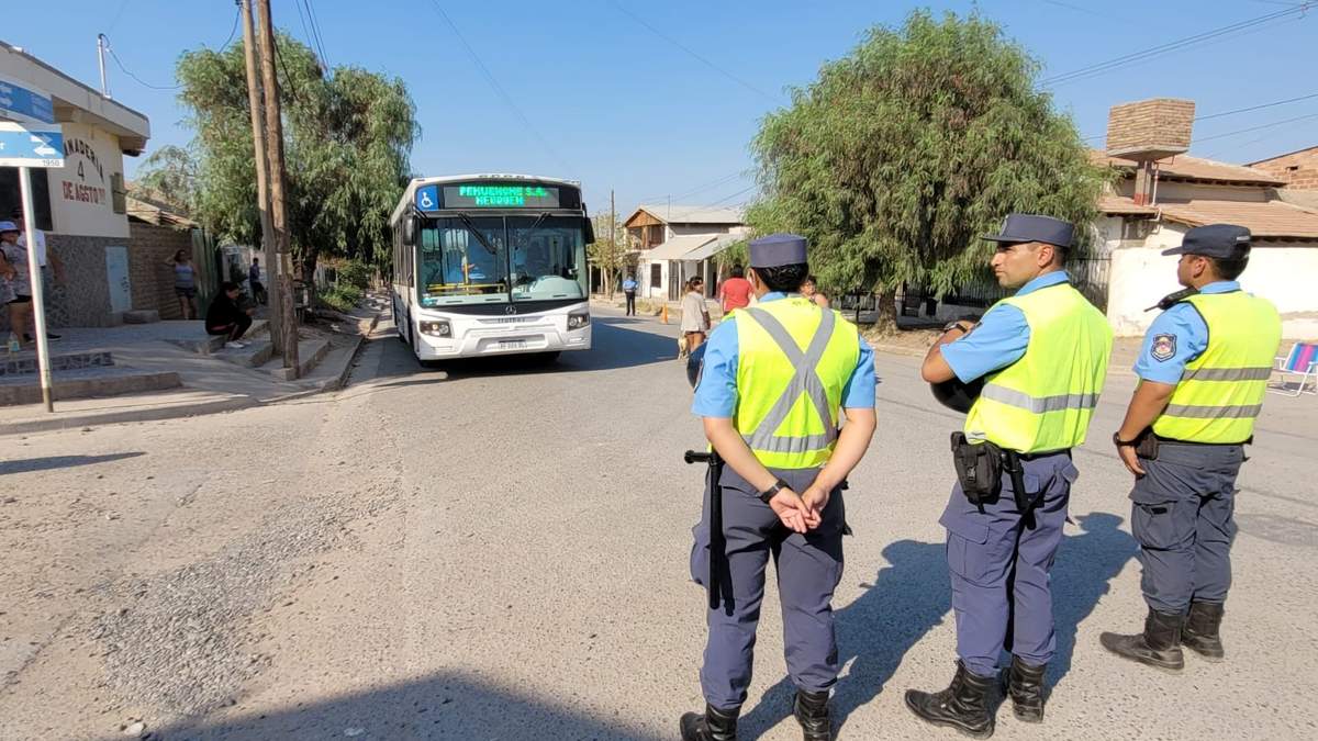 La comunidad no permitió el avance del colectivo de la empresa Pehuenche. Fuente: (Facebook)