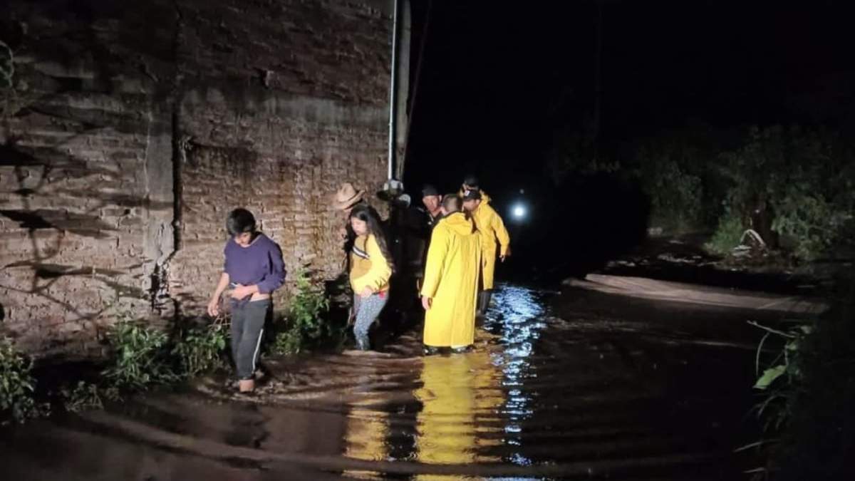 Personas afectadas por la tormenta "Lester" en Tepechicotlán, Chilpancingo