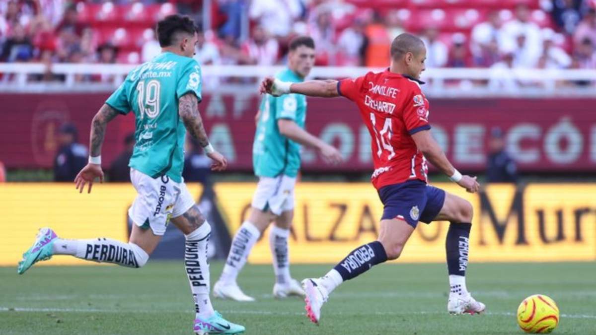 Chicharito en el partido de Chivas vs León