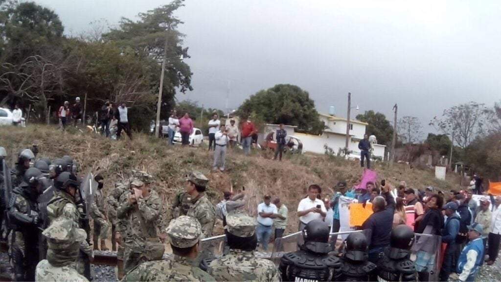 Extrabajadores fueron desalojados de las vías del tren