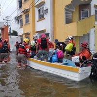 Aún bajo el agua, habitantes de Tabasco reparten culpas por inundaciones