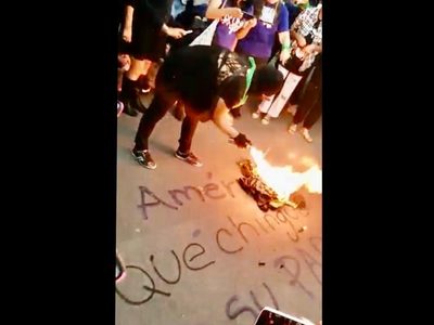 Con performance y cacerolazo, mujeres condenan la burla de futbolistas; queman bandera del América (Video)