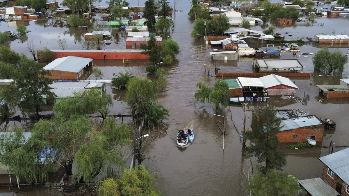 Fuertes lluvias inundan carreteras argentinas y obligan a evacuaciones