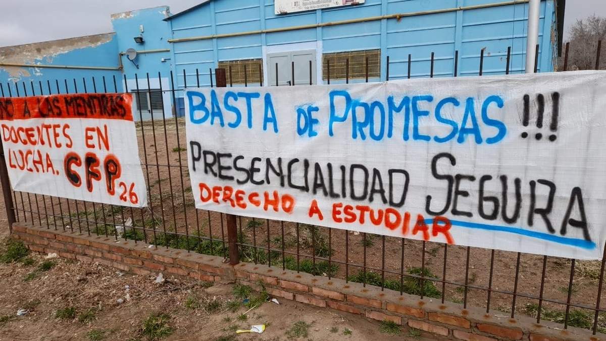 Pancartas del personal del CFP Nº 26. Fuente: Cutral Co Al Instante.