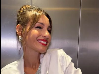 Pampita tiene el jean más cómodo para viajar: mirá cómo combinarlo con un estilo único