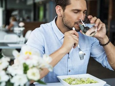 Beber agua durante las comidas es saludable, pero podrías estar cometiendo este error