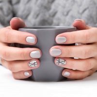 3 diseños de nail art para que tus dedos luzcan más largos con uñas cortas