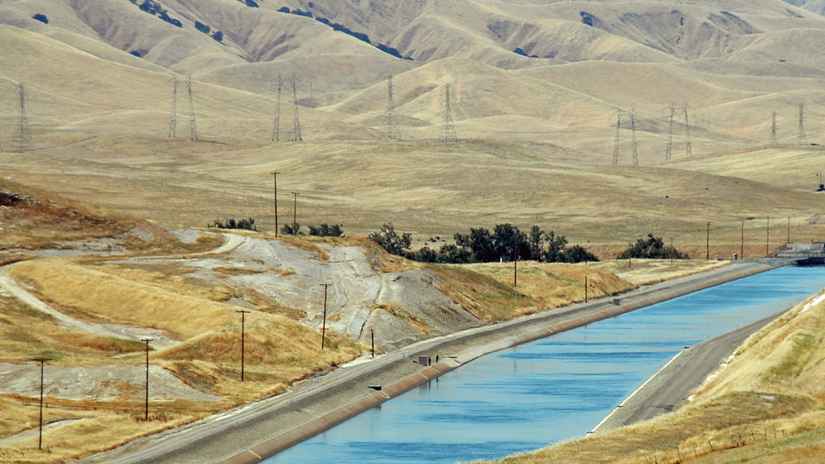 El acueducto sería financiado por petroleras y la obra estará a cargo de la provincia. Fuente: (Canva Pro)