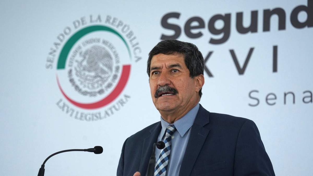 El presidente de la Comisión de Justicia del Senado, Javier Corral en conferencia de prensa en el Senado