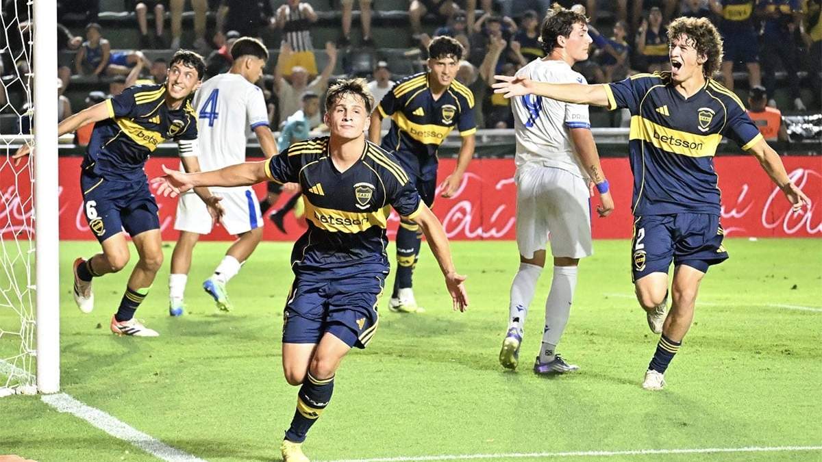 Iker Zufiarre anotó el primero de Boca y sale a festejar.