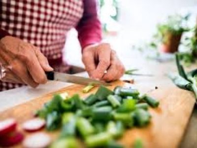 Comer bien en la vejez es clave para mantener la fuerza e independencia, según nutricionista