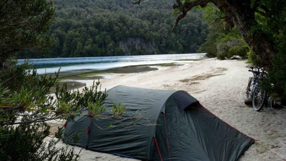 Los jóvenes eligen acampar en grupo. Fuente: (Instagram)