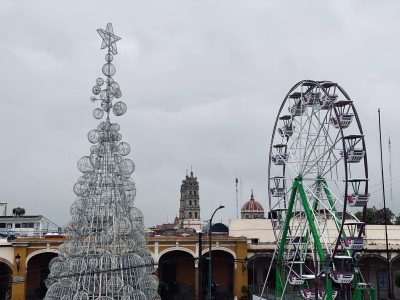 “Hoy no brilla Salvatierra”: Apagan mega árbol en luto por masacre de jóvenes en posada