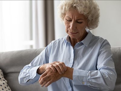 El estilo de vida actual aumenta el riesgo de Parkinson, advierte neurólogo