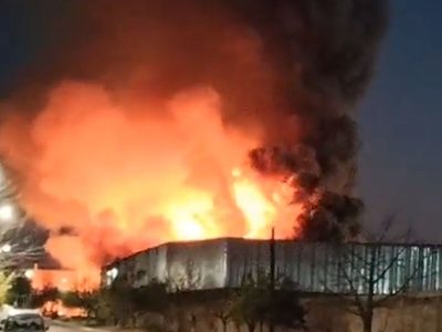 Voraz incendio en la Feria de Guaymallén deja bombera herida