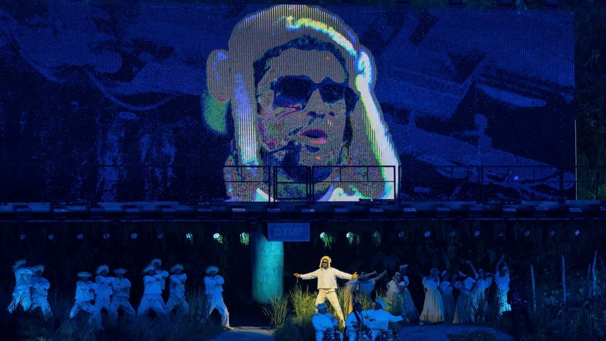 Bad Bunny se presenta durante el concierto final de su residencia de verano en su tierra natal en el Coliseo de Puerto Rico el sábado 20