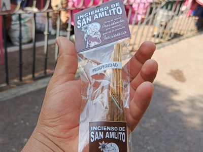 Venden inciensos de “San AMLITO”; incluye oración para que se reelija